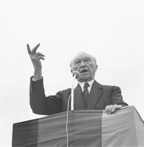 Konrad Adenauer 1961 bei einer Rede