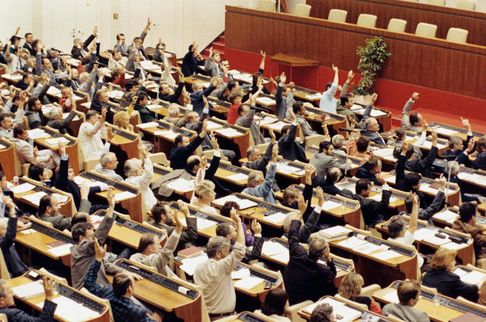 Die Abgeordneten der Volkskammer mit Handzeichen während der Abstimmung am 23.08.1990 für den Beschluss zum Beitritt.